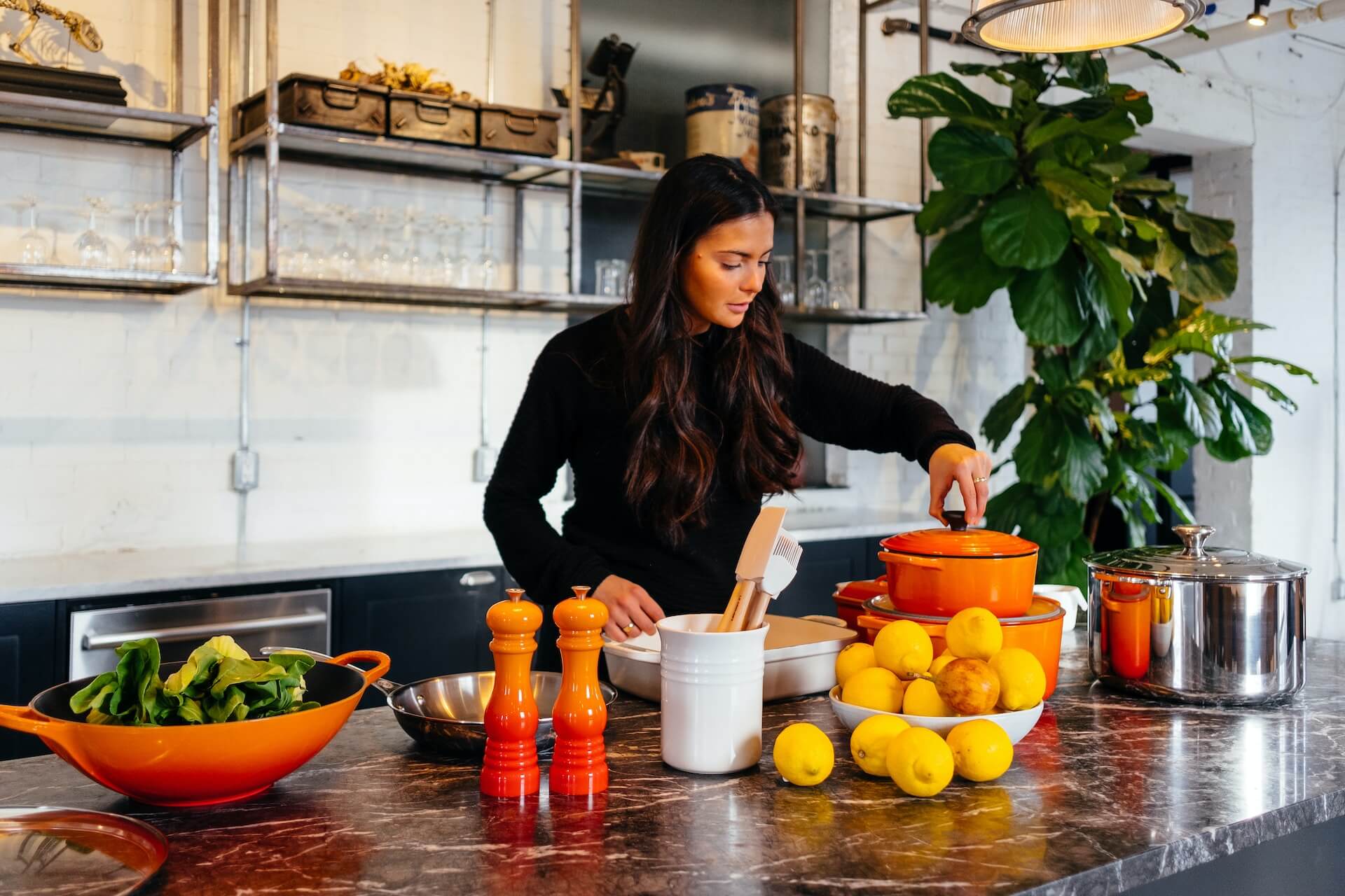 mujer cocinando con variedad de alimentos