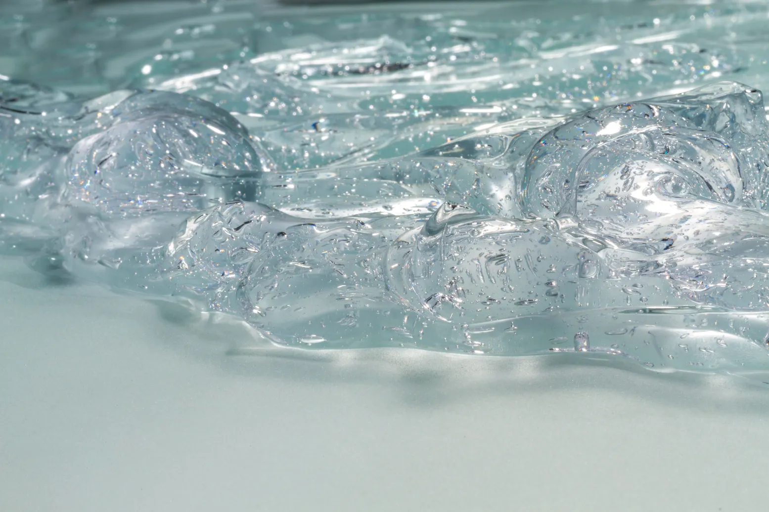 agua gelificada transparente con burbujas, capturado en primer plano desde arriba.